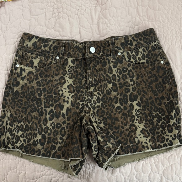SoundStyle Pants - Leopard Print Denim Shorts - Brown/Black